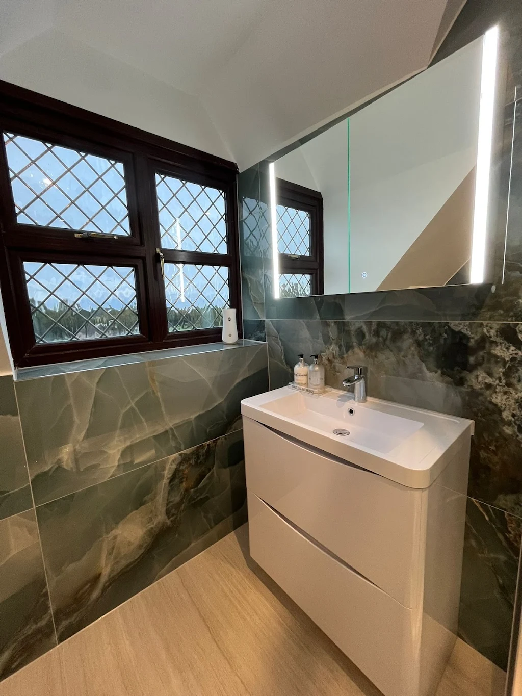 Green onyx ensuite · SS6