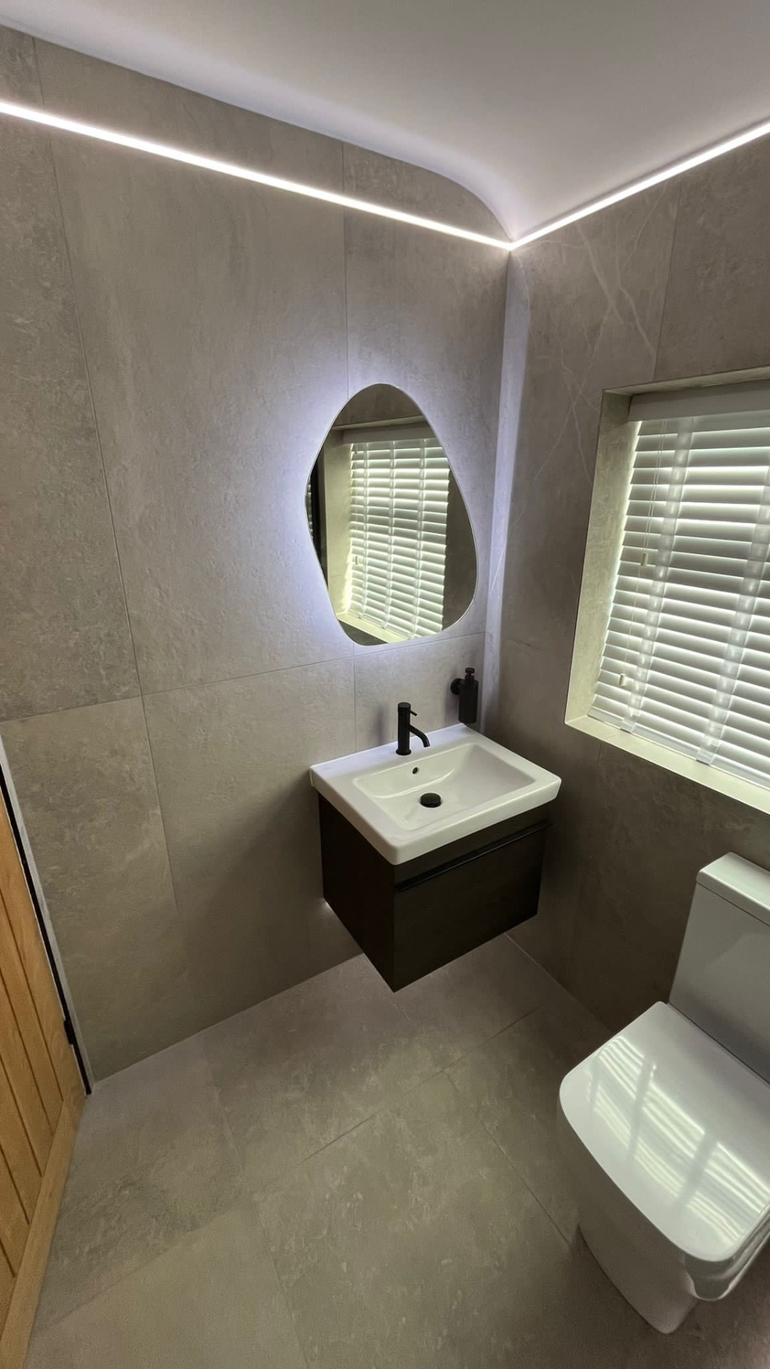 Stone cloakroom · halo mirror